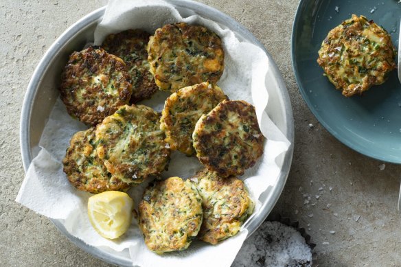 Effortlessly easy: Kolokithokeftethes (zucchini fritters).