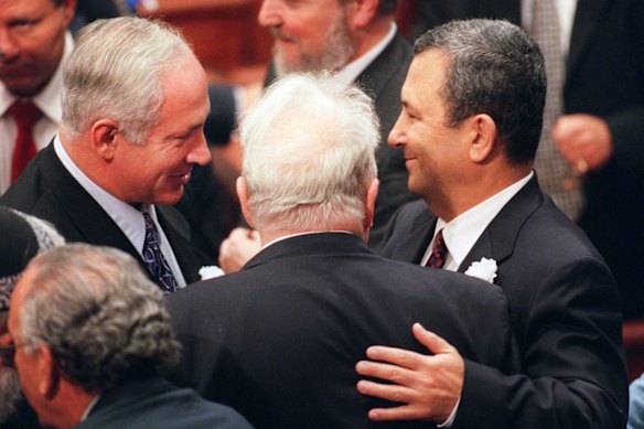 Israeli prime minister-elect Ehud Barak (right) greets then-prime minister Benjamin Netanyahu (left) after they are sworn into Israel’s 15th Knesset in 1999.
