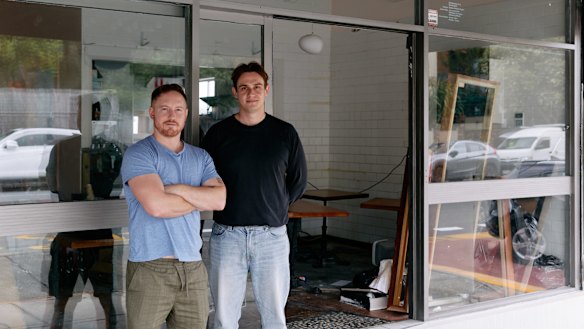 Jack Stuart (à esquerda) e George Curtis fora de Venner, que será inaugurado ainda este mês.