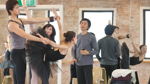 Li Cunxin instructs dancers.