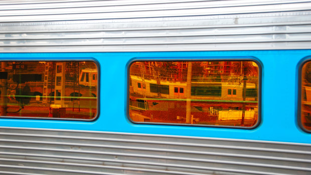 The discovery of cracks has forced the cancellation of XPT services between Sydney and Grafton.