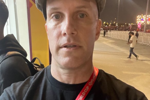 Katar'da gökkuşağı tişörtü giydiği için gözaltına alındığını söyleyen ABD'li gazeteci Grant Wahl.