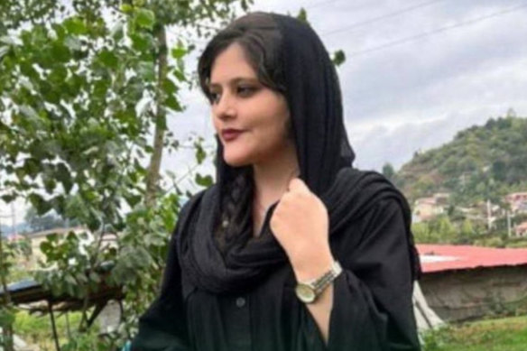 İranlı kadın Mahsa Amini İran'da gözaltında öldü.