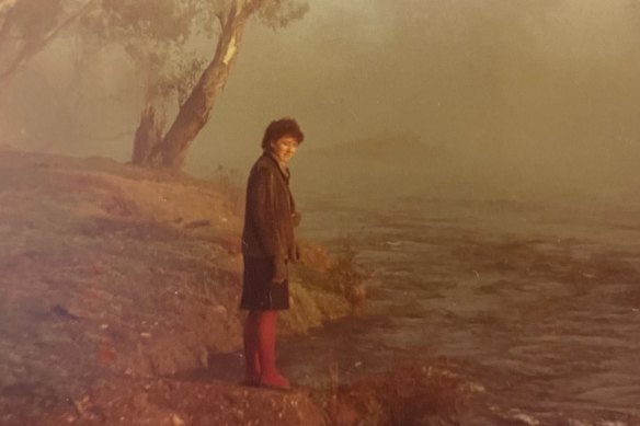 The author’s mother aged 19 by
the Tumut River in NSW in the
early 1980s.