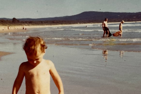 O autor quando criança na praia de Pambula.