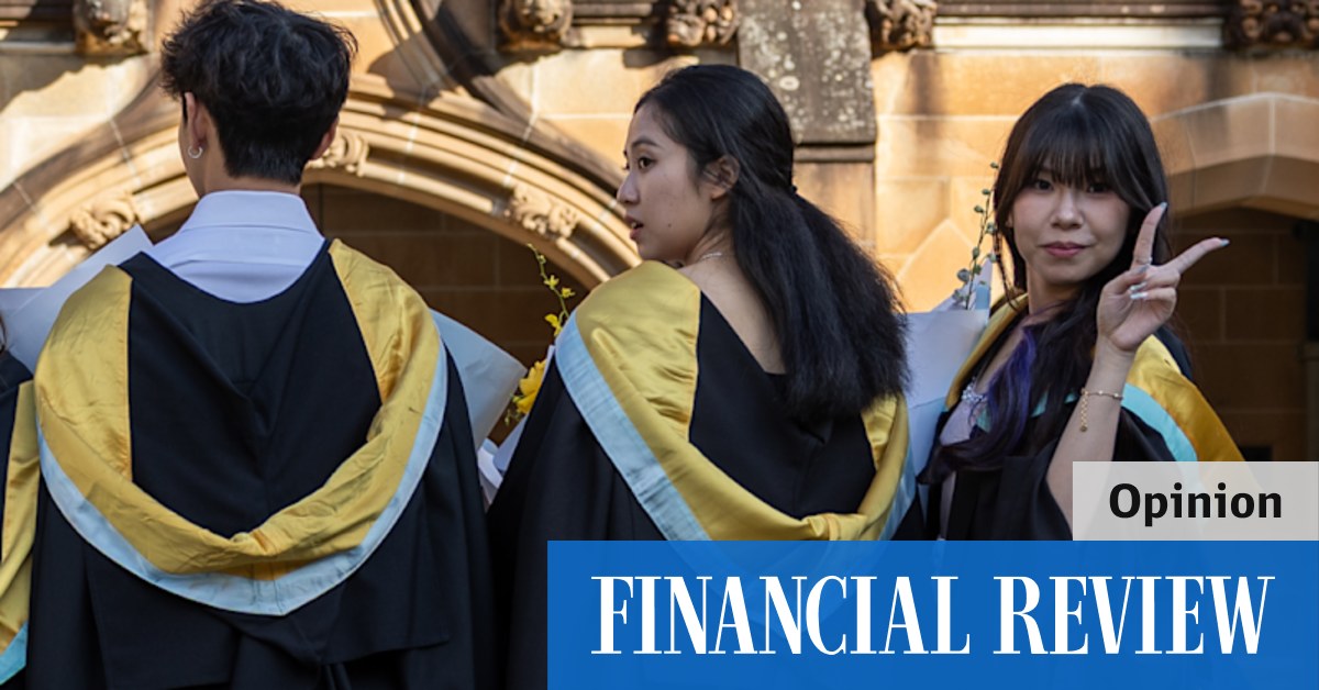 Politicians beware: Economics says Australia should have net emigration
