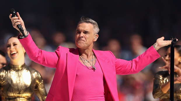 Robbie Williams pays tribute to Shane Warne, John Farnham in grand final show