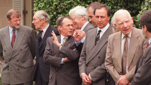 PM Paul Keating and overseas commissioners attending Canberra Commission on the Elimination of Nuclear Weapons on January 22, 1996.