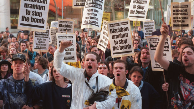 Anti-nuclear protestors show their anger at the French Consulate in Sydney. 6 September 1995. Photo by Glenn Shipley