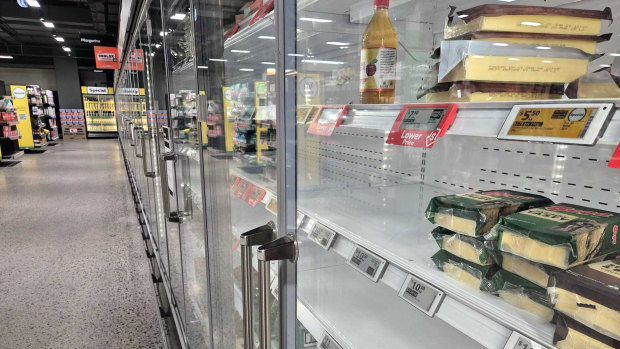 Striking Woolies workers ordered to stop blocking access to warehouses