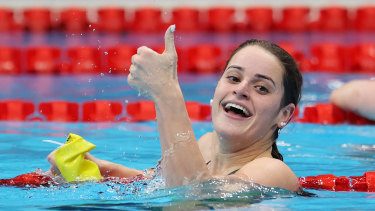Kaylee McKeown celebrates after winning the gold medal in the womenâs 100m backstroke final. 
