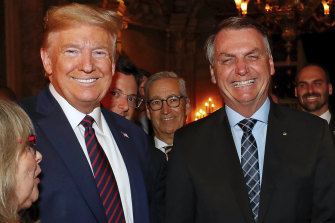 Prezydent Brazylii Jair Bolsonaro, w centrum, z ówczesnym prezydentem USA Donaldem Trumpem podczas kolacji na Florydzie w zeszłym roku.