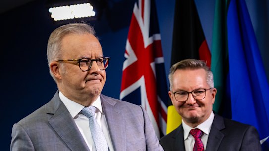 O primeiro-ministro Anthony Albanese e o ministro da Energia, Chris Bowen, em Sydney no sábado. 
