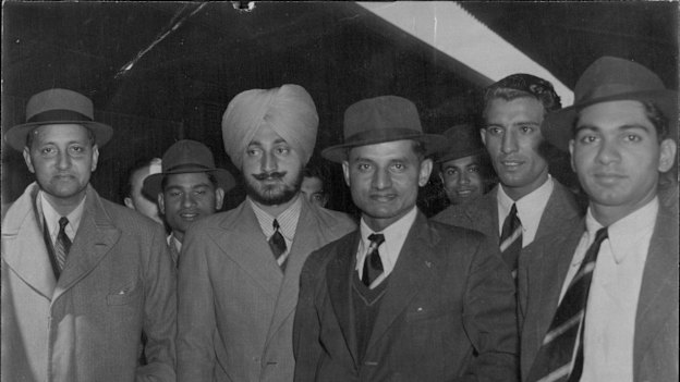 Members of the Indian cricket team arrive in Sydney In November 1947. Vijay Hazare is in the centre of the group wearing a hat.