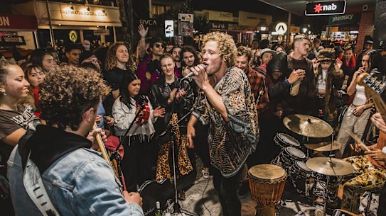 SUNHERALD- Crowds of people inundated the streets of Byron Bay after Splendour in the Grass festival cancelled its first day due to bad weather. People waited in long queues to enter venues. Photo shows local band The Seeding entertaining crowds on the streets. The buskers played for eight hours to keep the swelling crowd amused.Friday July 22nd Photo by Natalie Grono
