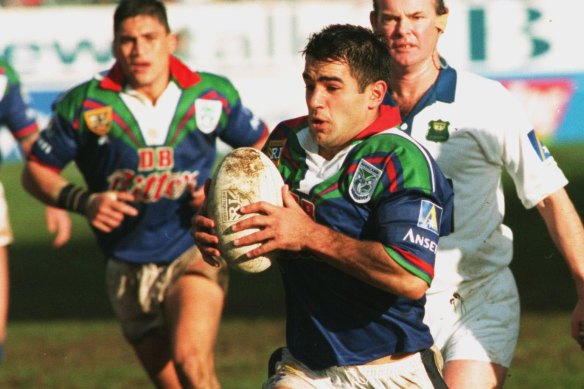 Stacey Jones en route to the tryline for the Warriors in 1995.