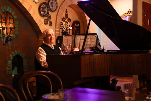 At AliQapu, show tunes are played on a grand piano while you dine.