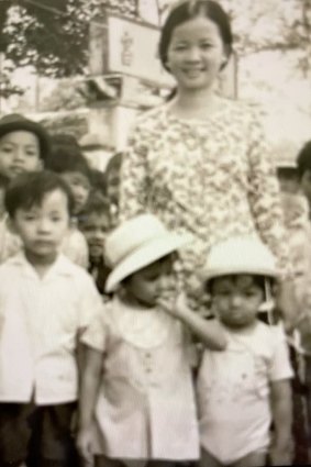 Châu, in Vietnam in 1973, with children (from left to right) Thanh, Huong and Tri.
