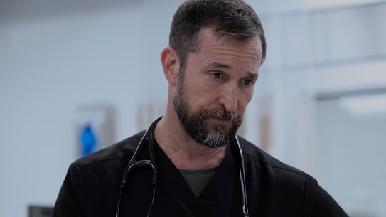Noah Wyle interpreta o Dr. Robby em The Pitt.