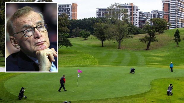 Former NSW premier Bob Carr tees off on Sydney golf course