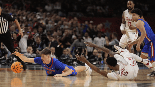 With the buzzer about to sound, Australian Alex Condon pounces on a loose ball to secure a two-point win for the Florida Gators in the 2025 NCAA championship game.