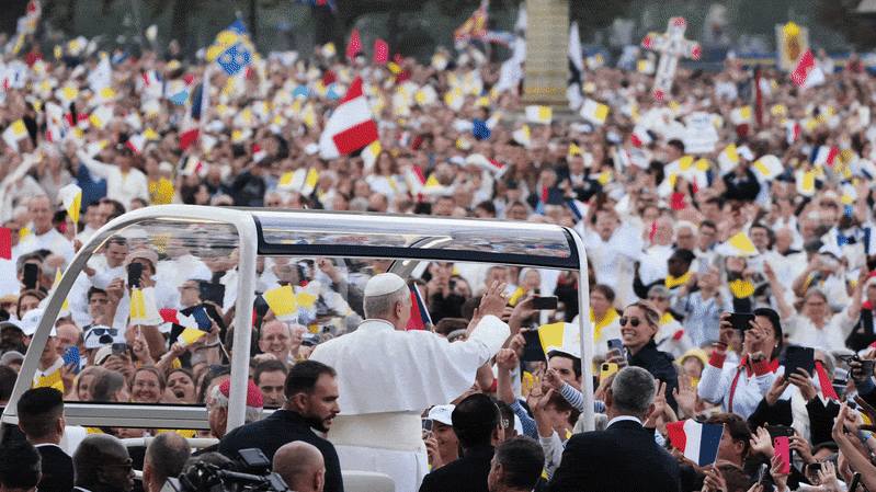 Hundreds of thousands in Paris cheer Pope Leo in largest event of French tour