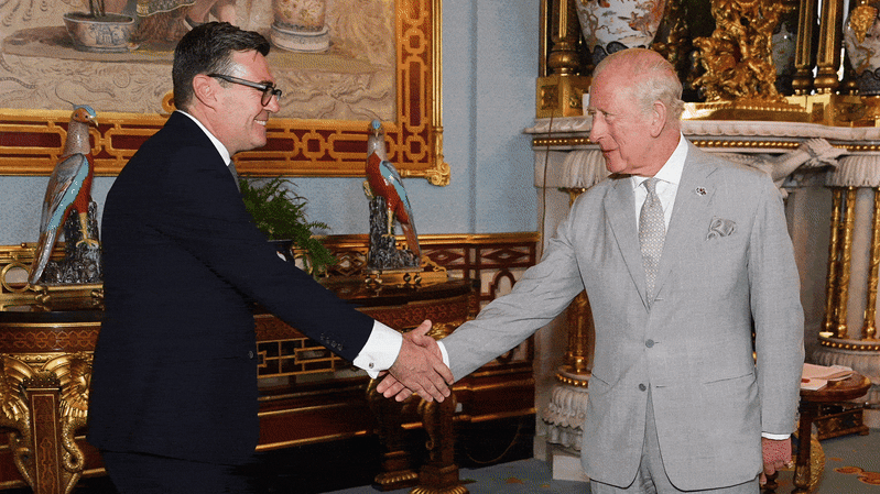 Andy Burnham se convierte en el séptimo Primer Ministro británico en una década. Este último aceptó la oferta del rey Carlos de formar gobierno.