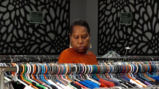 A assistente de varejo Dorothy Togara diz que a qualidade das roupas de segunda mão importadas da Austrália diminuiu nas últimas décadas.