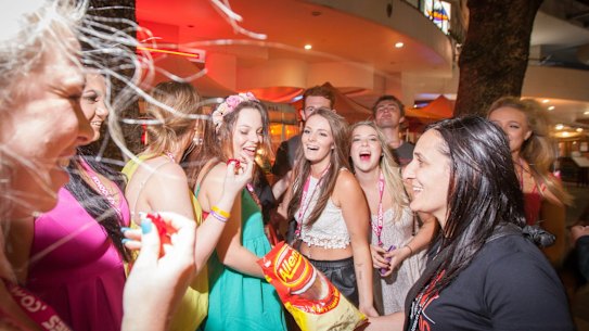 THE AGE. NEWS. GOLD COAST. SCHOOLIES.
Victorian Schoolies from Mooroolbark College in Cavill Avenue get a snack from Claudine Alame from the Red Frogs that offer support to Schoolies  on the Gold Coast. Picture by Paul Harris. Tuesday 26 November 2013