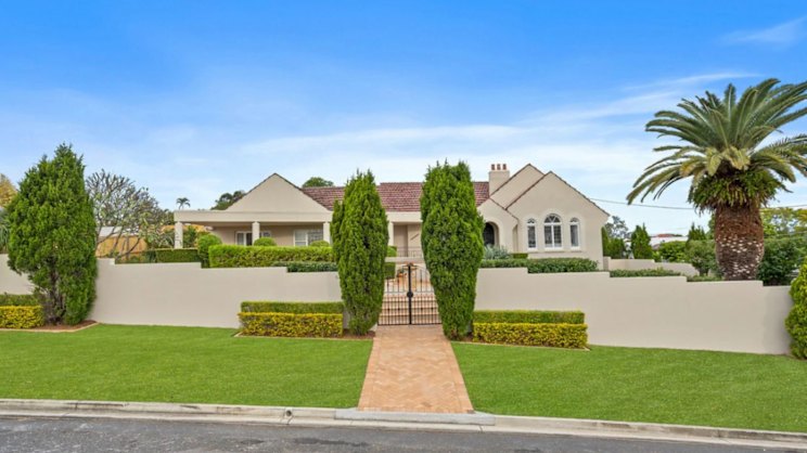 smh.com.au - Sarah Webb - Lions great's former home sells for millions in fierce inner-city auction