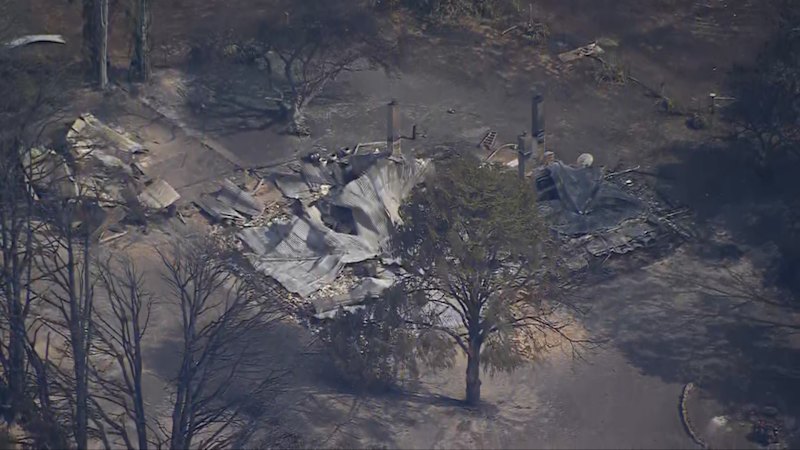 Three missing, including child, as fire rips through Victorian town