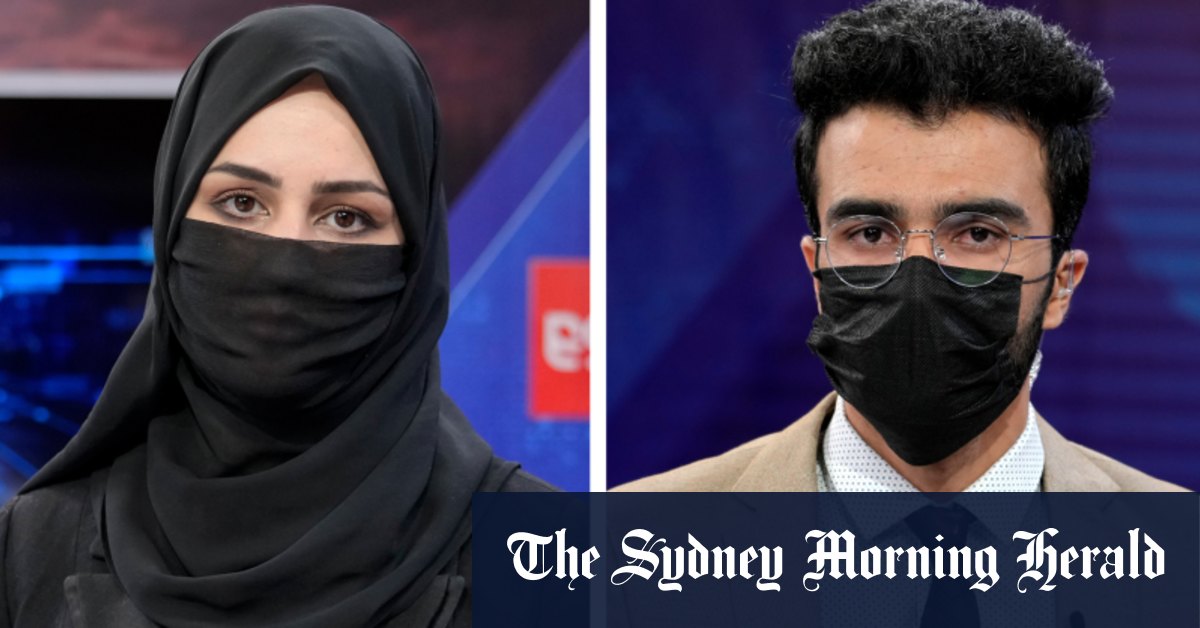 Читатели-мужчины носят маски в знак протеста, в то время как талибы освещают телеведущих женщин.