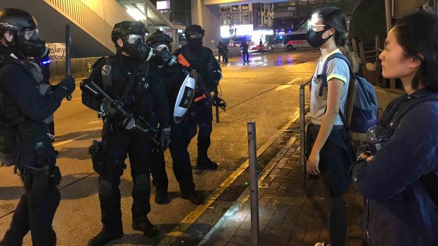 Residents in Mongkok heckled police. 