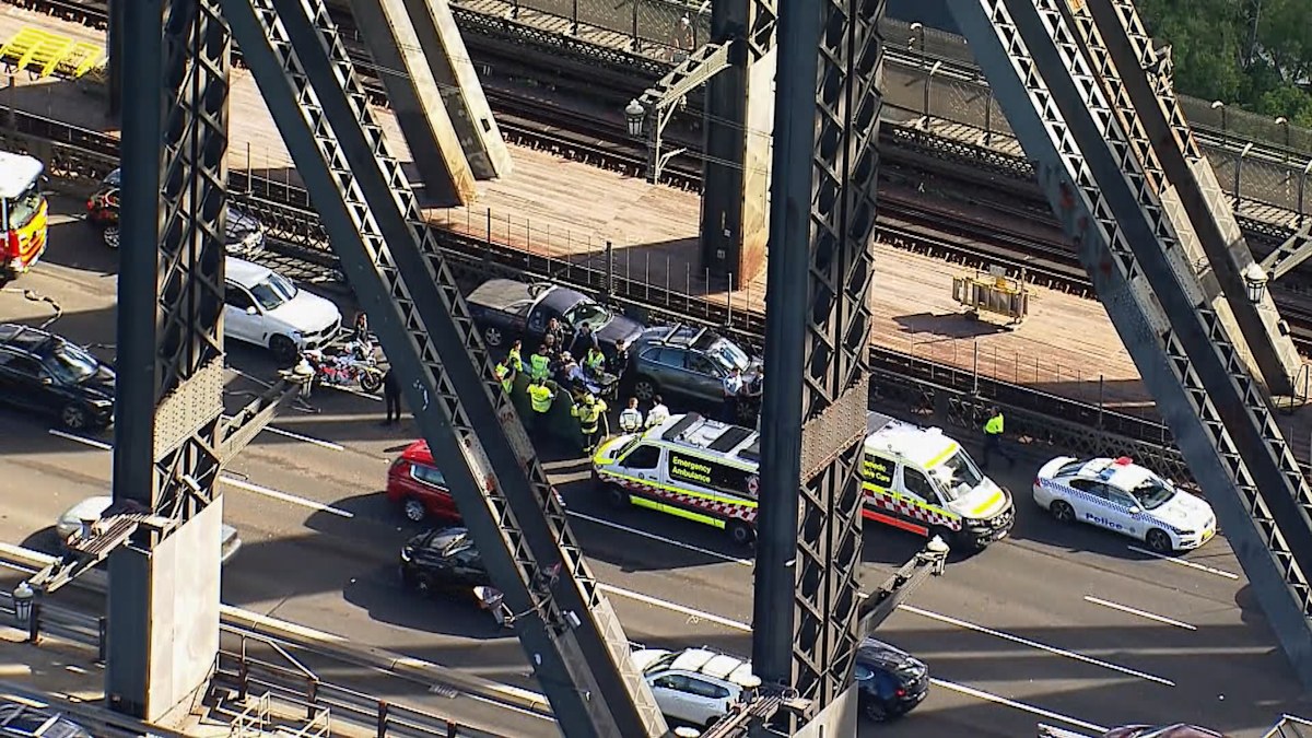 Traffic Delays on Sydney Harbour Bridge Following Fatal Crash