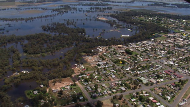 Winds batter Sydney, crews save flood levee from collapse