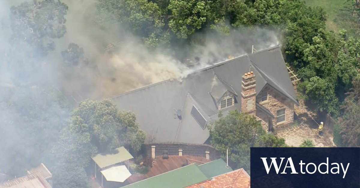 Northmead fire Fire burns in Sydney bushland amid recordbreaking heatwave