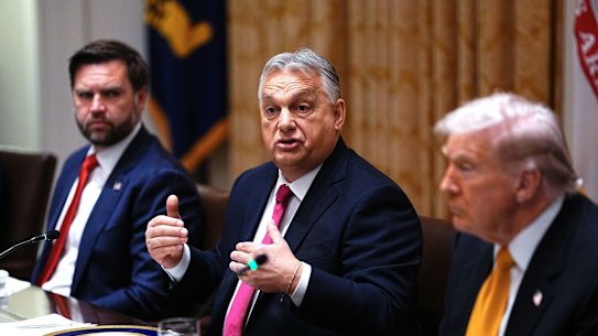 Il vicepresidente degli Stati Uniti JD Vance, da sinistra, Viktor Orban, il primo ministro ungherese, e il presidente degli Stati Uniti Donald Trump, durante un incontro nella Sala del Gabinetto della Casa Bianca lo scorso anno.