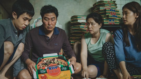 A poor family must rely on its wits to escape a smelly basement flat in Parasite.