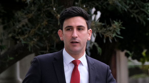 The Auction company, auctioneer Paul Tzamalis tries to entice the crowd to make a bid for the Port Melbourne fixer-upper.