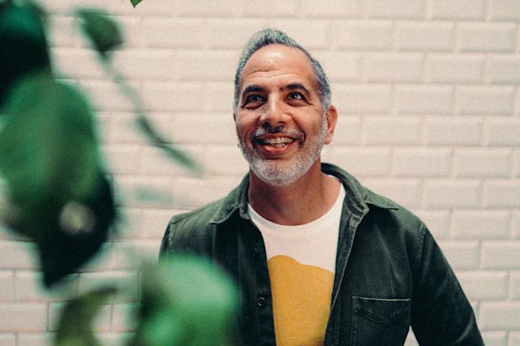 Yotam Ottolenghi gosta de cozinhar espaguete com frutos do mar em casa.