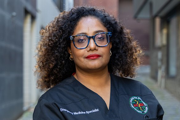 A presidente da ACEM Queensland, Dra. Shantha Raghwan, disse que os médicos de emergência veem as consequências das pessoas que não tiveram acesso a apoio de saúde mental oportuno ou contínuo.