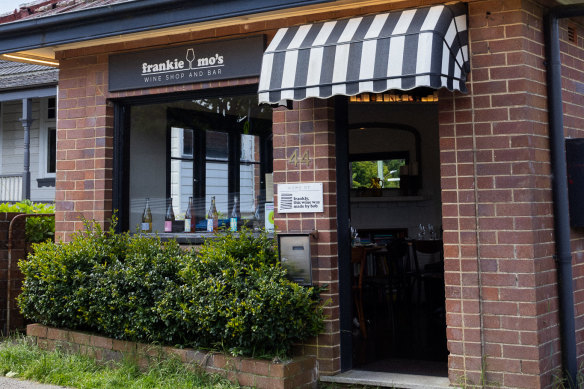 Like having dinner at a friend’s house… Frankie and Mo’s.