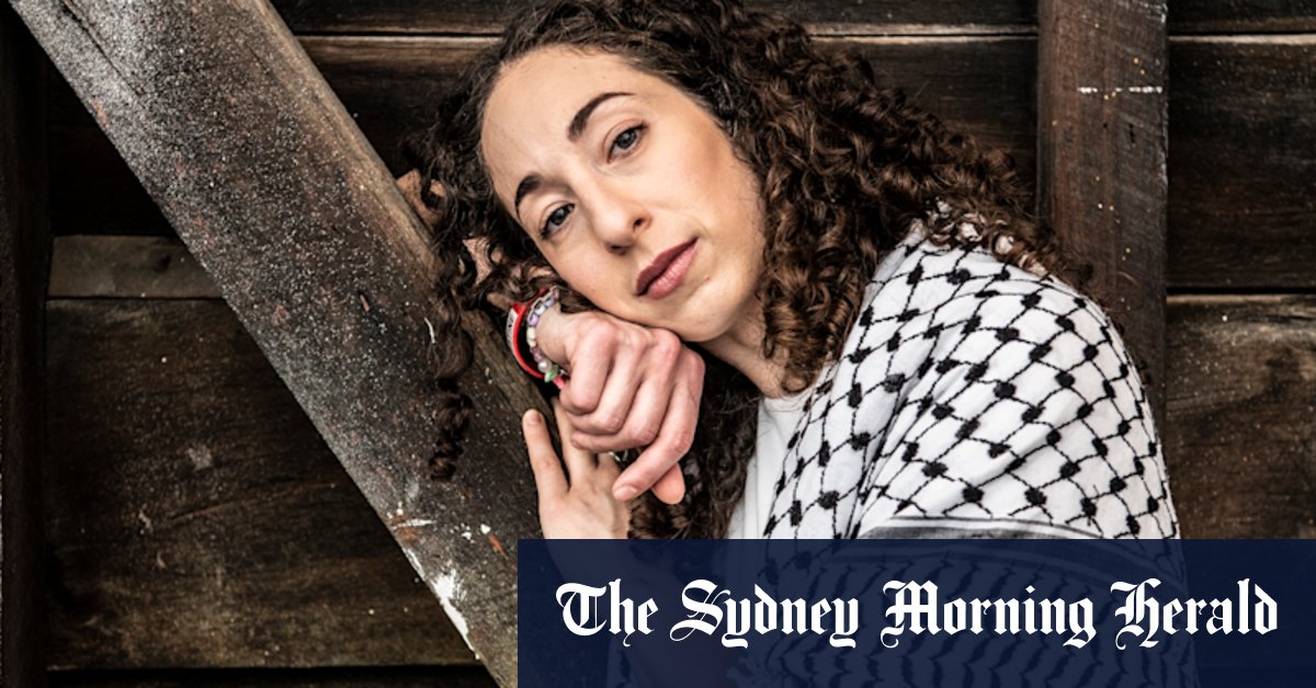 Israel Hamas: Palestinian Sydney Theatre Company performer dons keffiyah scarf - Vimarsana News