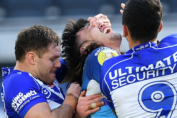 Corey Waddell’s hands on the face of Tino Fa’asuamaleaui.