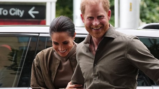 Meghan estreia seu segundo look do dia, usando a marca australiana St Agni.