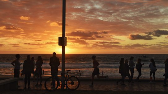 Dawn in Manly saw hundreds of residents on the promenade exercising and walking dogs. Coronavirus
Photo Nick Moir 27 March 2020