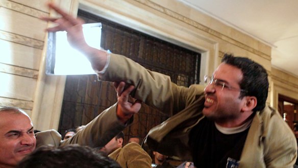 Muntazer al-Zaidi throws his shoe.