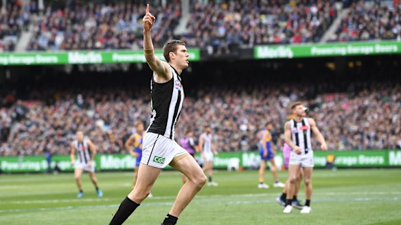 After a quiet first half, Mason Cox scores a goal for the Pies.