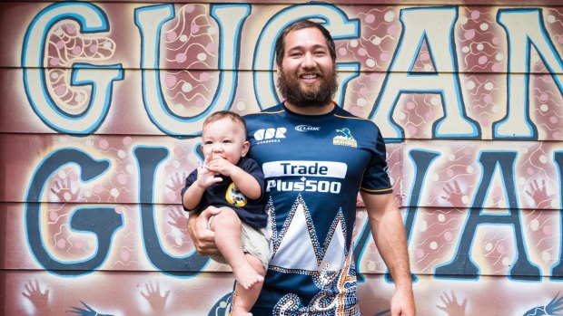 Robbie Abel, pictured with son Ziggy, is set to play for the New Zealand Maori team.