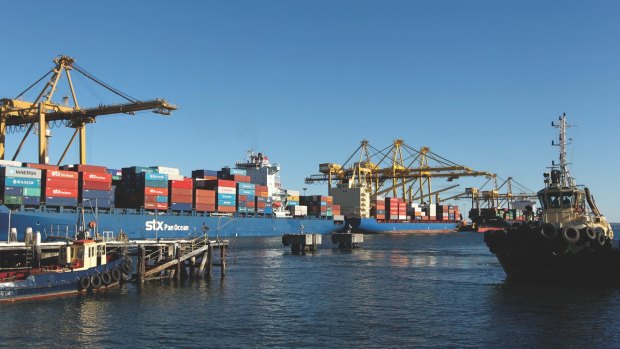 Port Botany handles more than 6000 containers on average every day. 